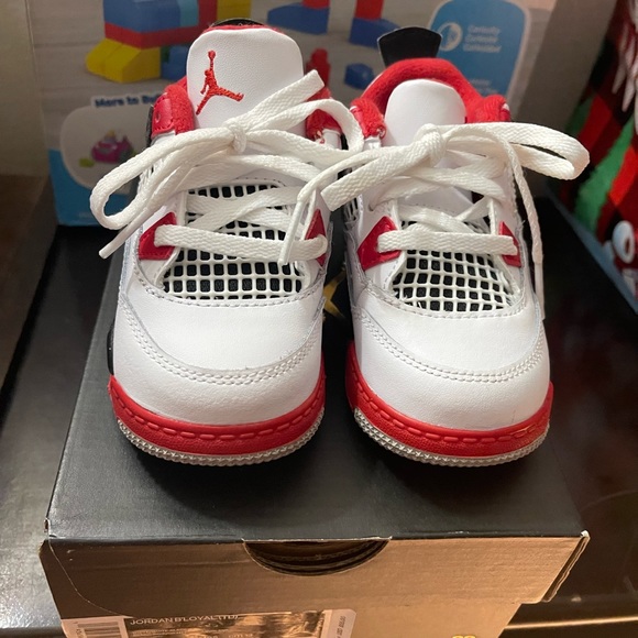 Jordan 4s size 7c - Picture 5 of 5